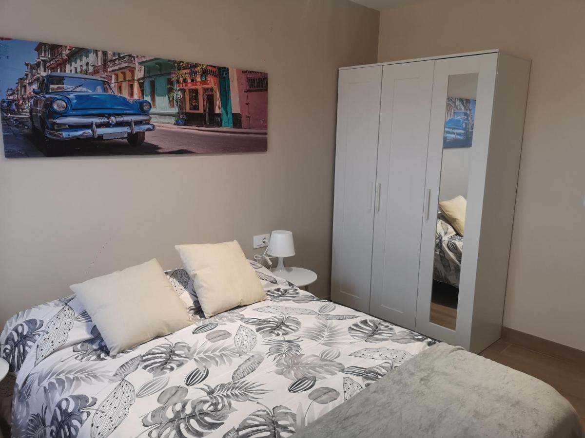 Hostal Mari: University Area Private Rooms with Shared Baths La Laguna  Exterior photo