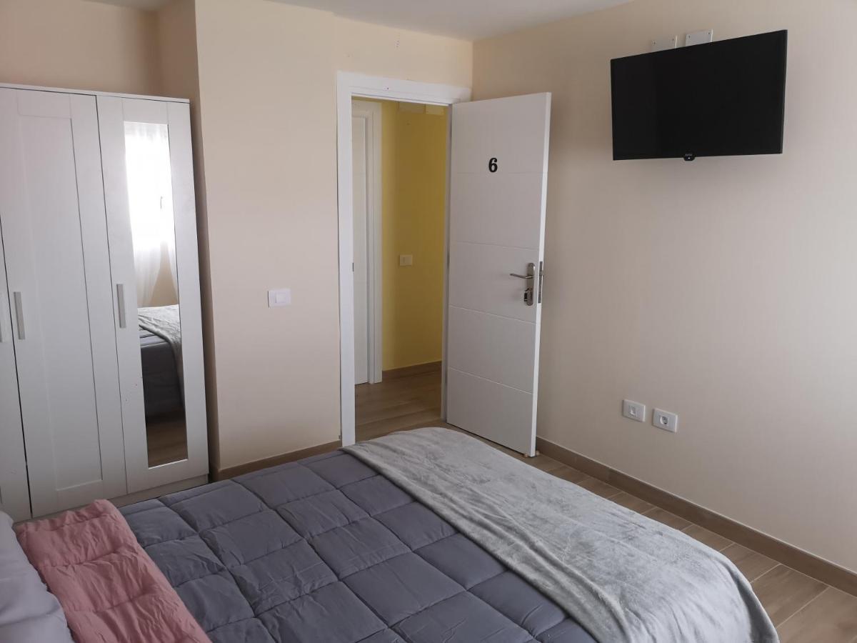 Hostal Mari: University Area Private Rooms with Shared Baths La Laguna  Exterior photo