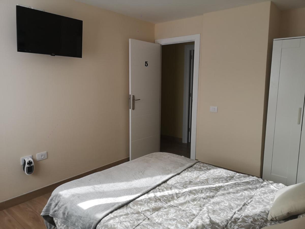 Hostal Mari: University Area Private Rooms with Shared Baths La Laguna  Exterior photo