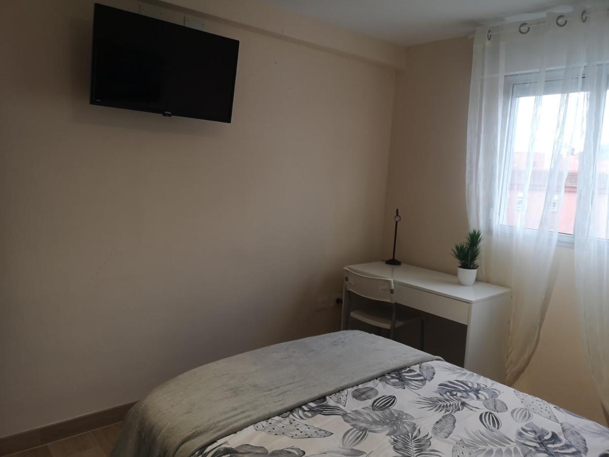 Hostal Mari: University Area Private Rooms with Shared Baths La Laguna  Exterior photo