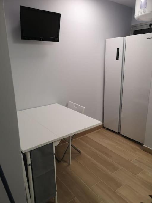 Hostal Mari: University Area Private Rooms with Shared Baths La Laguna  Exterior photo