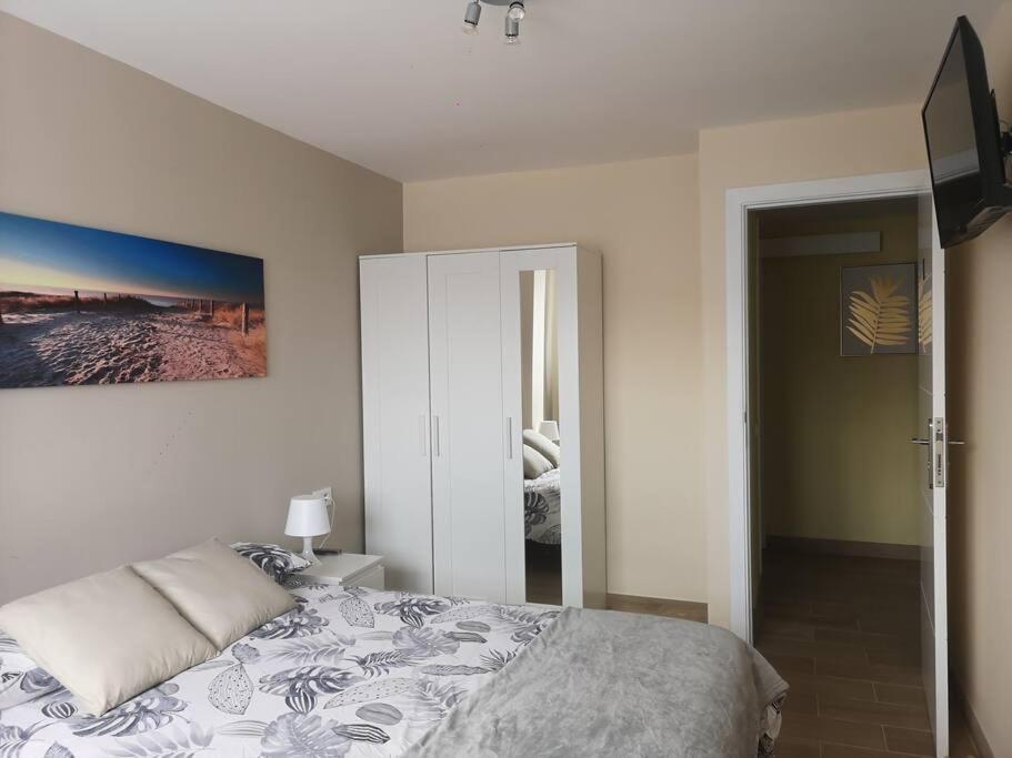 Hostal Mari: University Area Private Rooms with Shared Baths La Laguna  Exterior photo