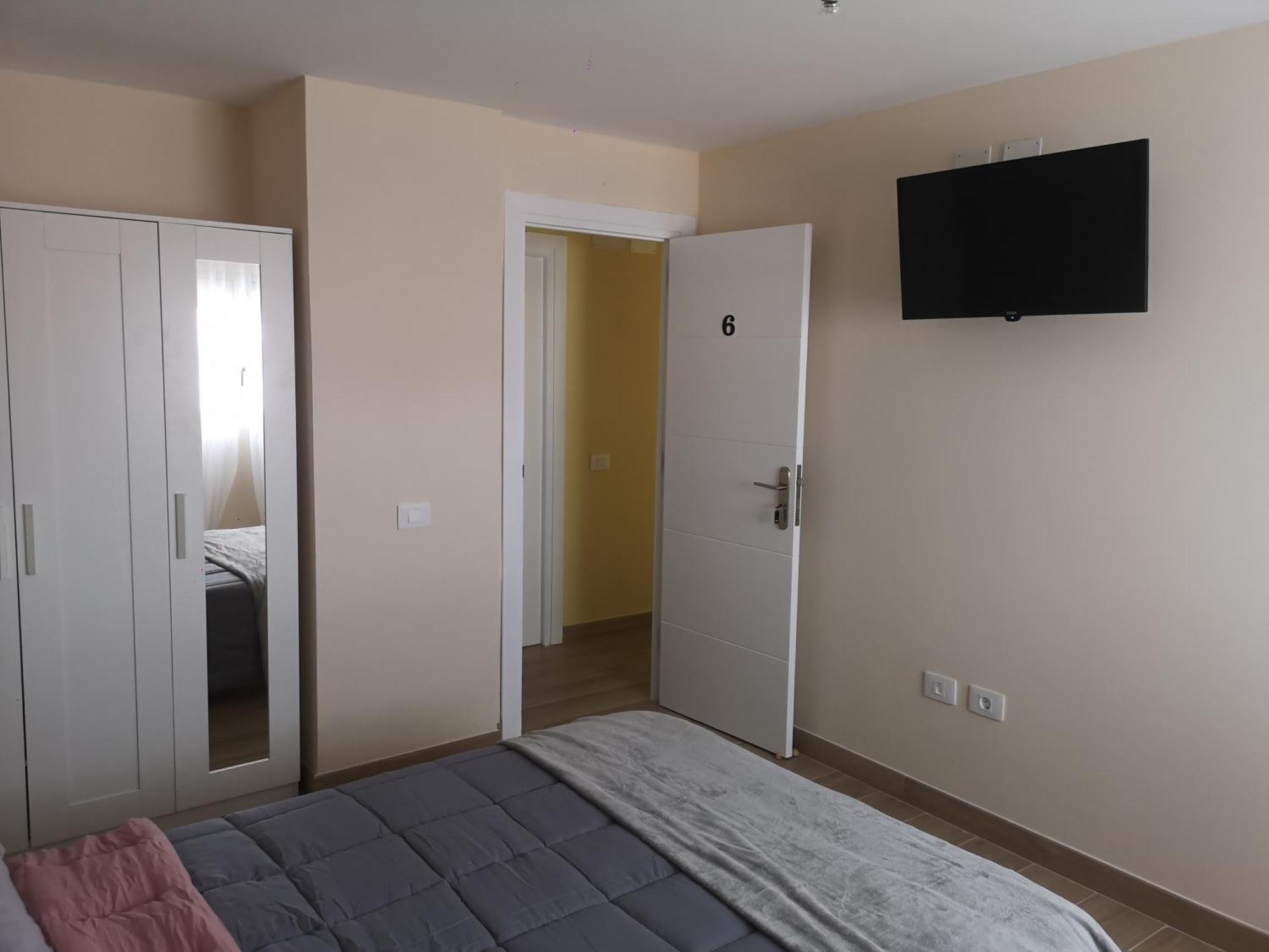 Hostal Mari: University Area Private Rooms with Shared Baths La Laguna  Exterior photo